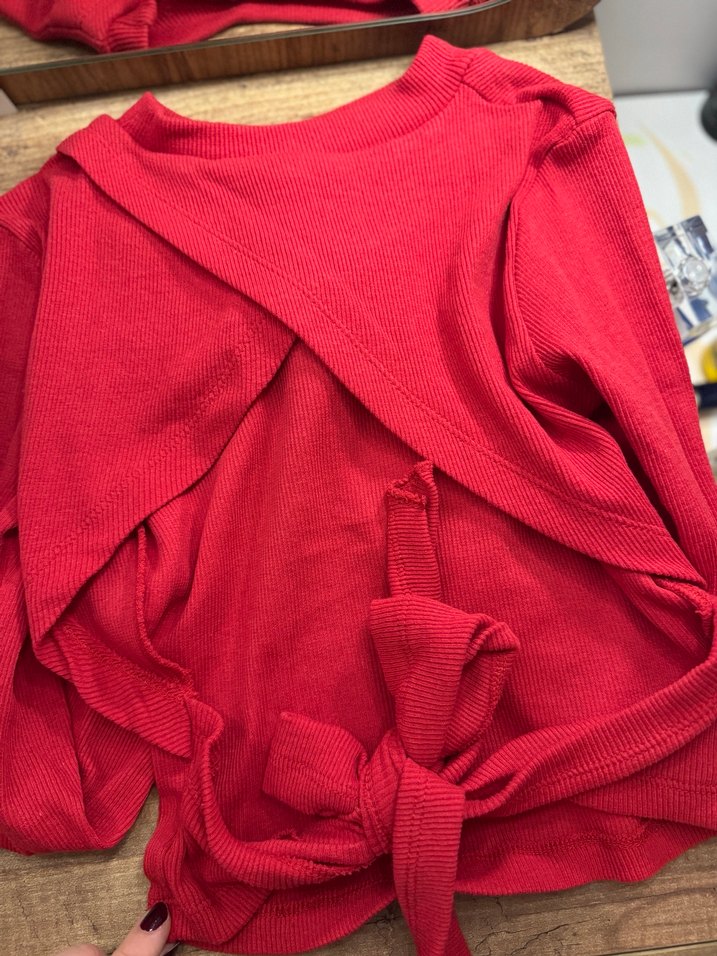 Kırmızı Yüksek Yakalı Sırt Dekolteli Crop Top - Görsel 3