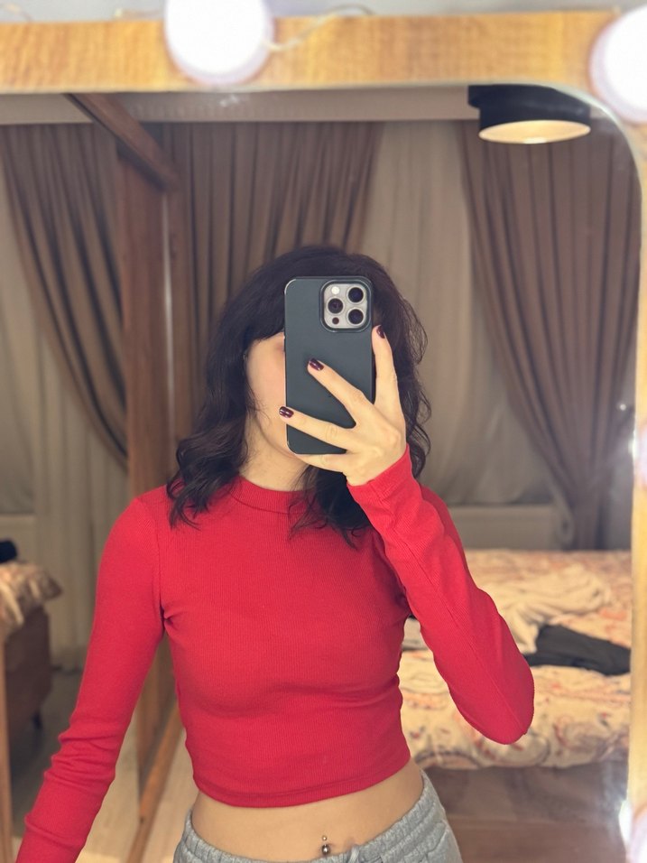 Kırmızı Yüksek Yakalı Sırt Dekolteli Crop Top - Görsel 2