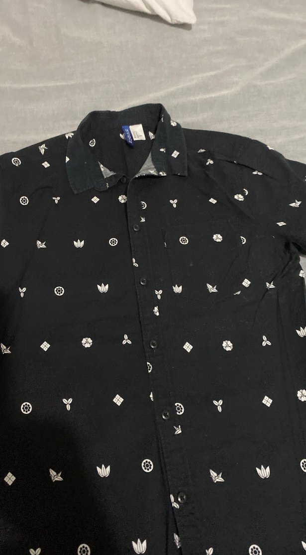 Düğmeli, Kısa Kollu Siyah Baskılı Erkek Gömlek - Görsel 2