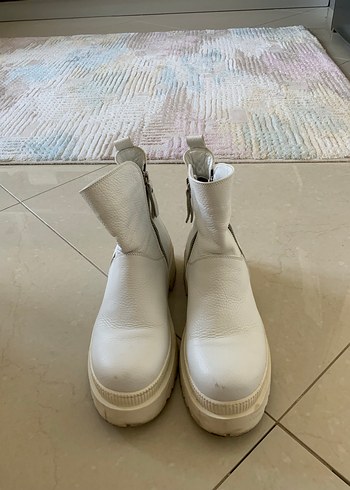 40 Beden Beyaz Deri Fermuarlı Bot