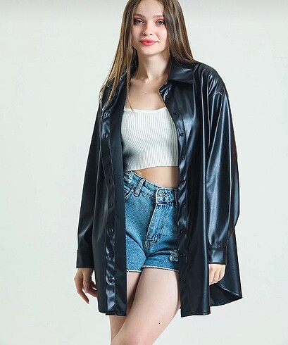 Oversize siyah deri gömlek