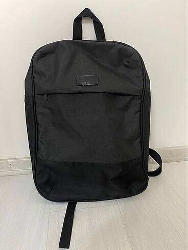 Koyu gri laptop çantası