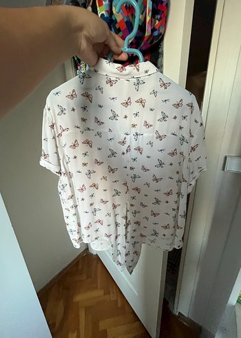 Beyaz Kelebek Desenli Düğmeli Kadın Gömlek - Görsel 4