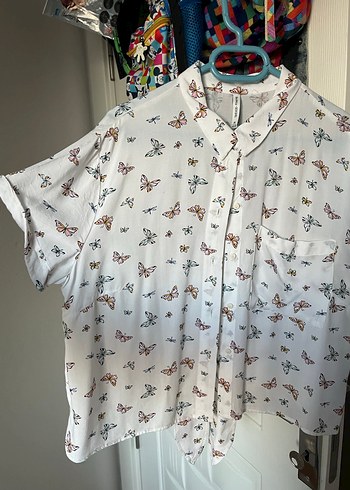 Beyaz Kelebek Desenli Düğmeli Kadın Gömlek - Görsel 2