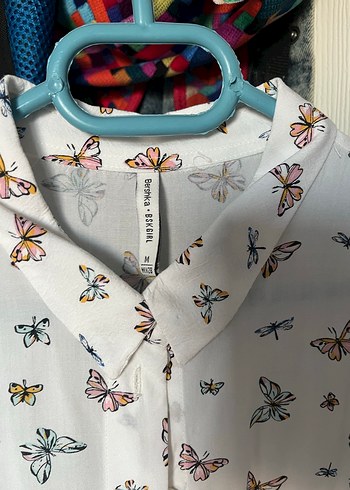 Beyaz Kelebek Desenli Düğmeli Kadın Gömlek - Görsel 3