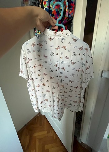 Beyaz Kelebek Desenli Düğmeli Kadın Gömlek - Görsel 5