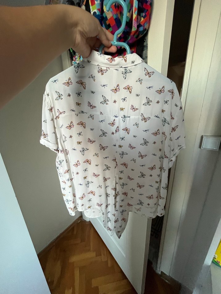 Beyaz Kelebek Desenli Düğmeli Kadın Gömlek - Görsel 4