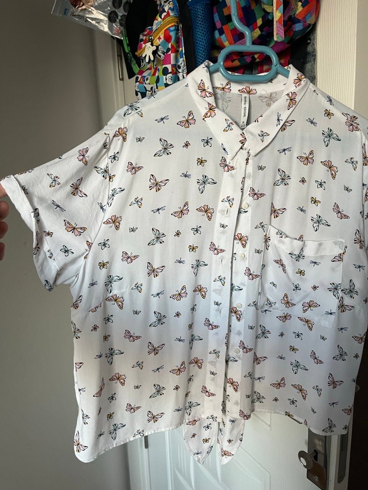Beyaz Kelebek Desenli Düğmeli Kadın Gömlek - Görsel 2
