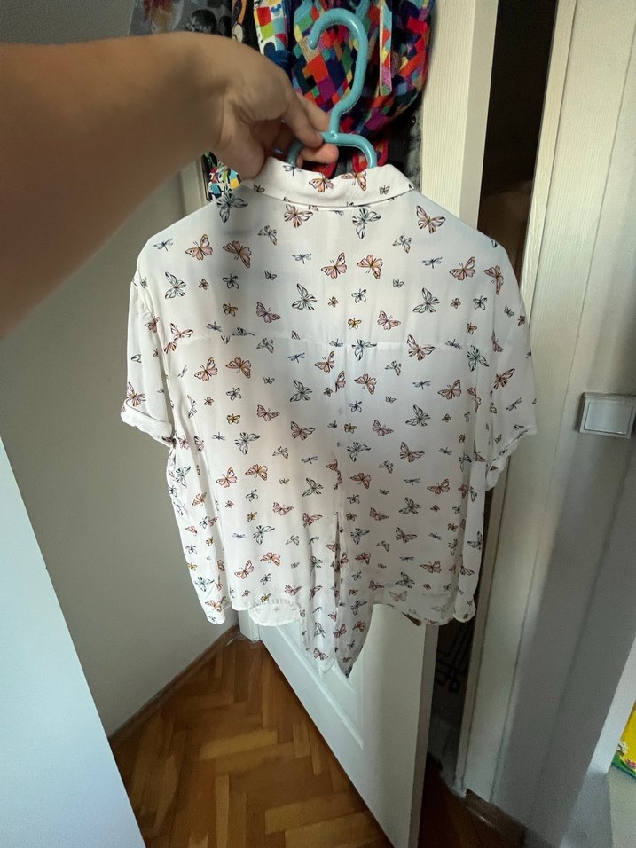 Beyaz Kelebek Desenli Düğmeli Kadın Gömlek - Görsel 5