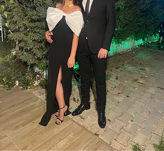 Oleg cassini beyaz fiyonklu siyah davet elbisesi