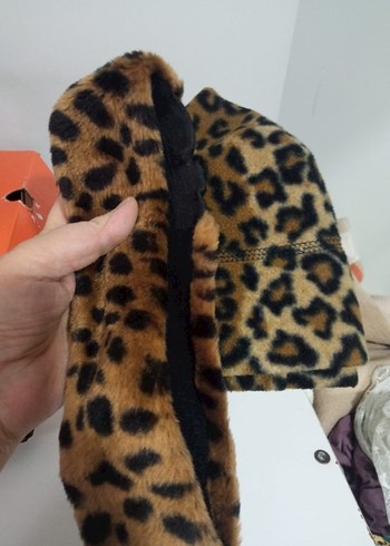 Kürk Detaylı Leopar Desenli bere ve saç bandi - Görsel 2