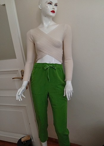 Zara Siklik Ve Rahatlik Ekru Drapeli Ust Yesil Pantolon Kombin