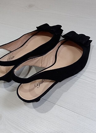 Siyah küçük topuklu sandalet 
