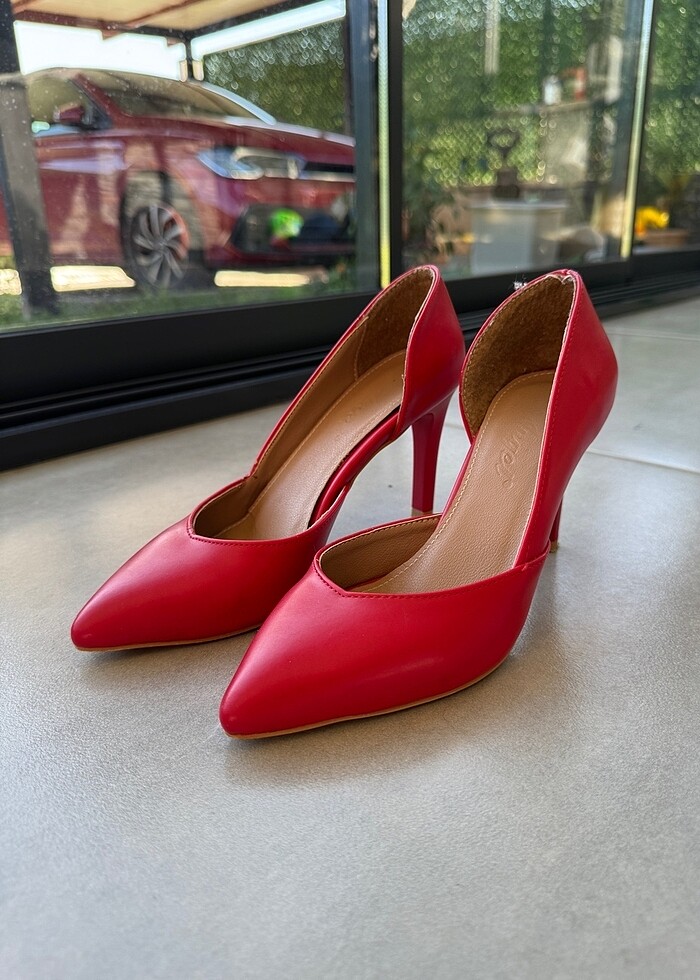 Kırmızı topuklu ayakkabı - Görsel 3