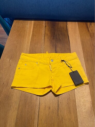 Dsquared kadın şort etiketli