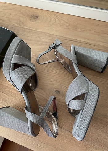 Shoes Time Gri Simli parlak Platform Topuklu Kadın Ayakkabı