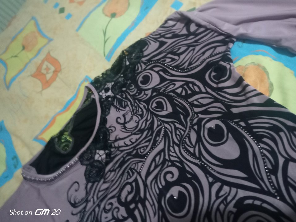 Gri Baskılı Uzun Kesim Kadın Tişört - Görsel 3