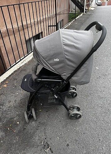 İki adet bebek arabası