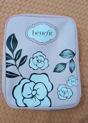 Benefit Büyük ve Çok Gözlü Fermuarlı Pembe Makyaj Çantası