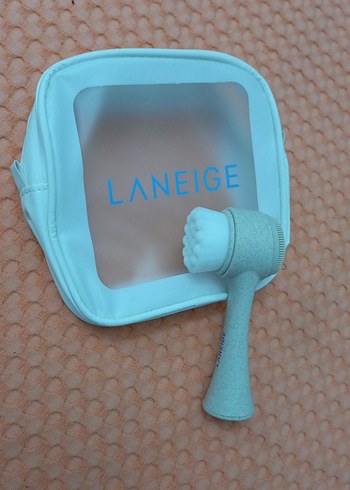 Laneige Özel Yumuşak Dokulu Yüz Temizleme Fırçası ve Çantası