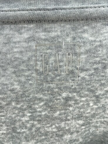 m Beden gri Renk Gap T-shirt %70 İndirimli.