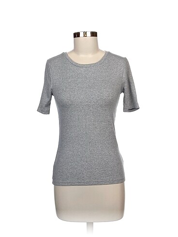 Gap T-shirt %70 İndirimli.