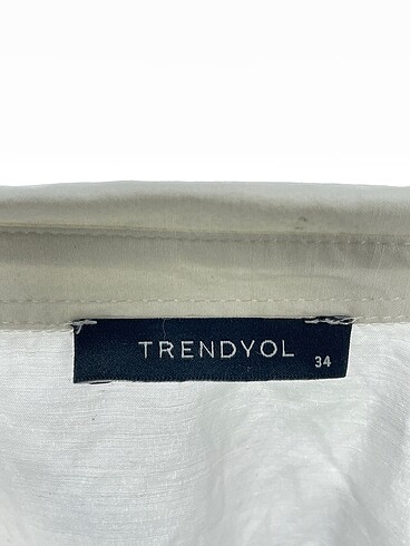 34 Beden beyaz Renk Trendyol & Milla Gömlek %70 İndirimli.