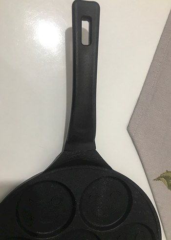 Gülümseyen Yüz Desenli Siyah Pankek Tava - Görsel 2