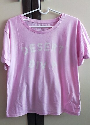 Önünde ve arkasında yazı olan pembe t-shirt