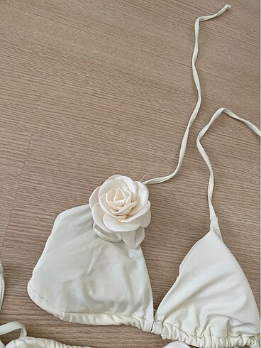 l Beden Beyaz Çiçekli Bikini Takımı