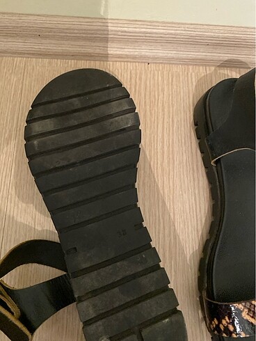 38 Beden siyah Renk Yılan Derisi Desenli Sandalet