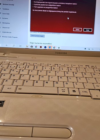 Beyaz Toshiba Dizüstü Bilgisayar - Görsel 3