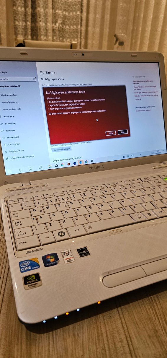 Beyaz Toshiba Dizüstü Bilgisayar - Görsel 4