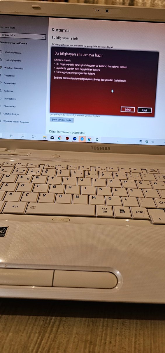 Beyaz Toshiba Dizüstü Bilgisayar - Görsel 3