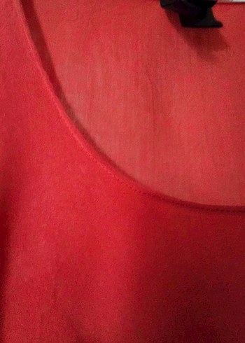 Kırmızı Dökümlü Kadın Bluz - Görsel 2