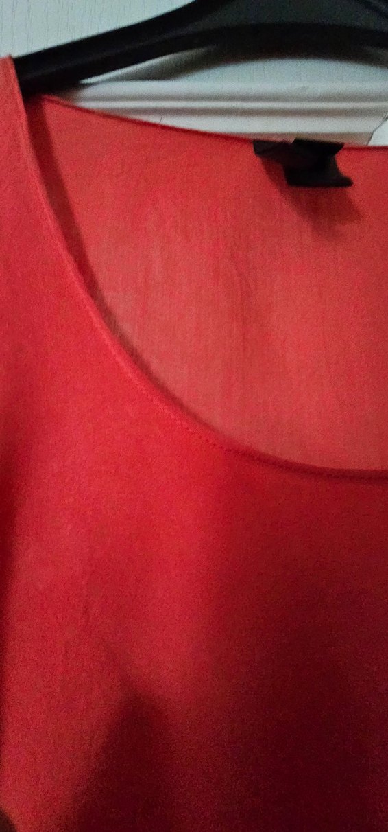 Kırmızı Dökümlü Kadın Bluz - Görsel 2