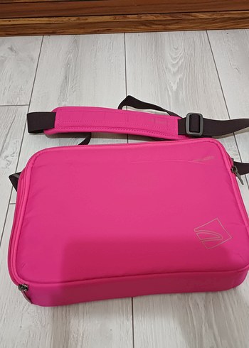 Tucano Fusya Kadin Netbook Cantasi