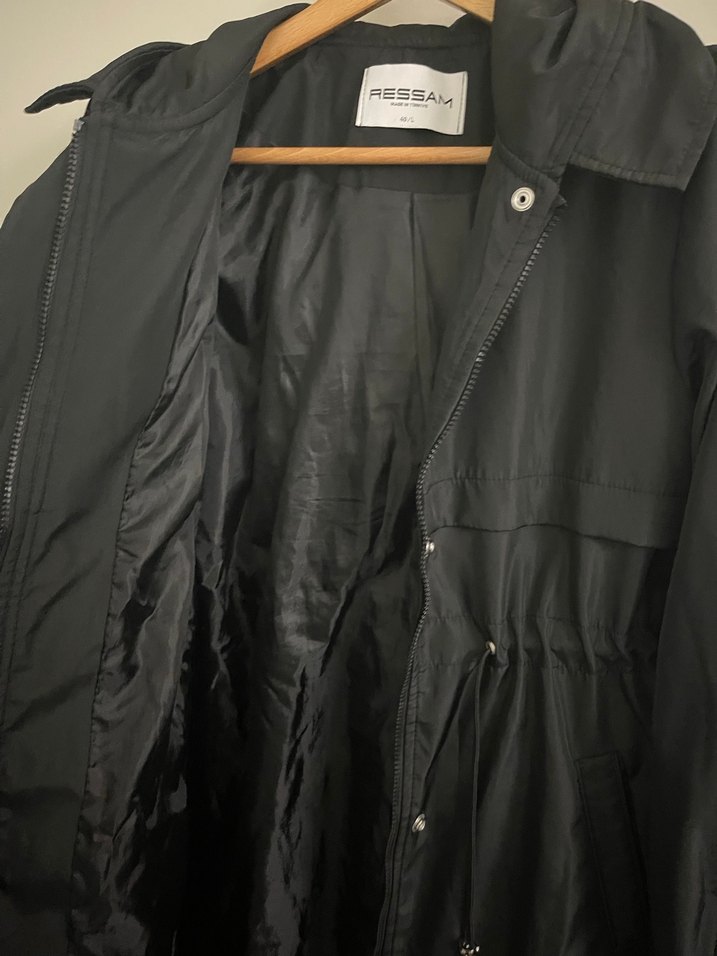 Düğmeli Siyah Midi Yağmurluk - Görsel 3