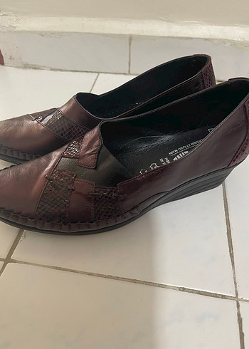 Bordo Deri Yılan Desenli Kadın Dolgu Topuklu Ayakkabı - Görsel 2