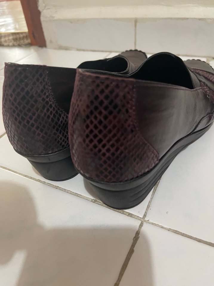 Bordo Deri Yılan Desenli Kadın Dolgu Topuklu Ayakkabı - Görsel 4