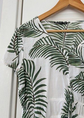 Kısa Kollu Beyaz Yaprak Desenli Bluz - Görsel 2