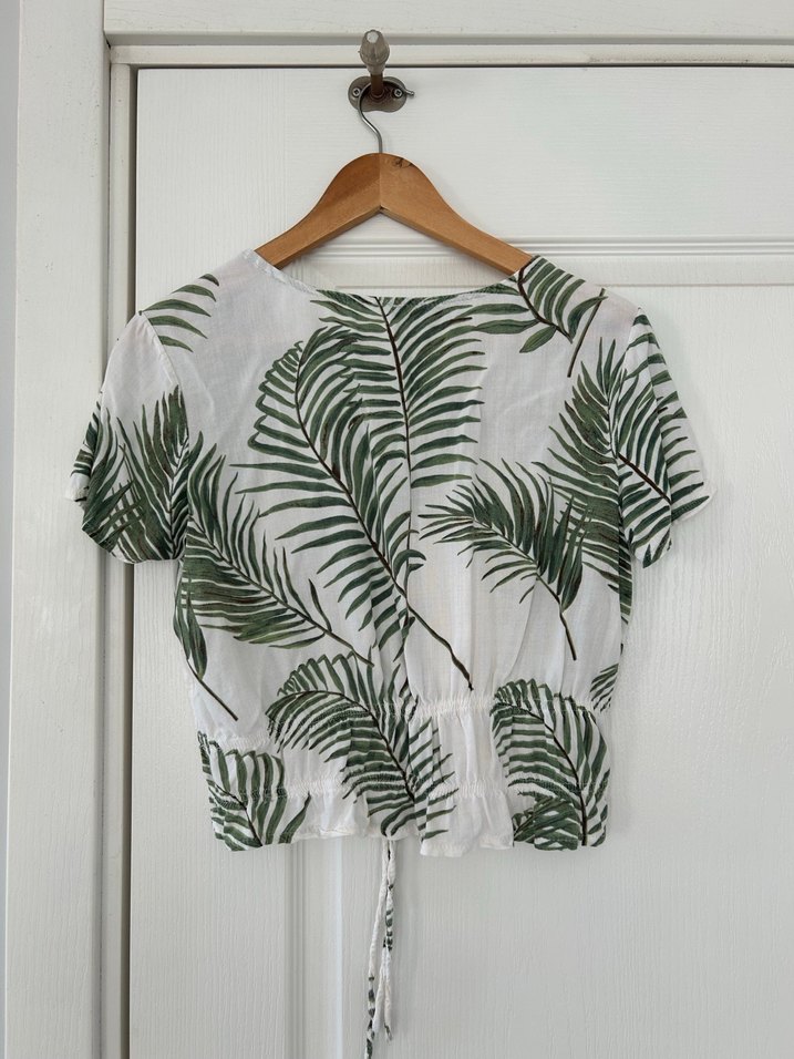 Kısa Kollu Beyaz Yaprak Desenli Bluz - Görsel 3