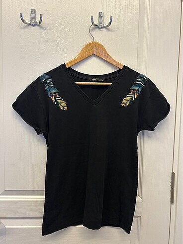 Siyah Tüy Detaylı T-shirt