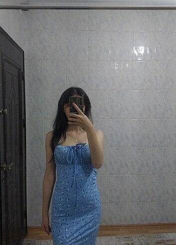 Mavi askılı yırtmaçlı elbise 