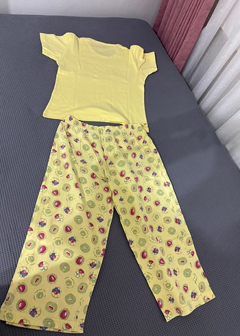 m Beden Sarı çilekli pijama takımı