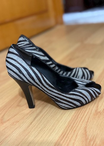 Kadın Gri Zebra Desenli Topuklu Ayakkabı