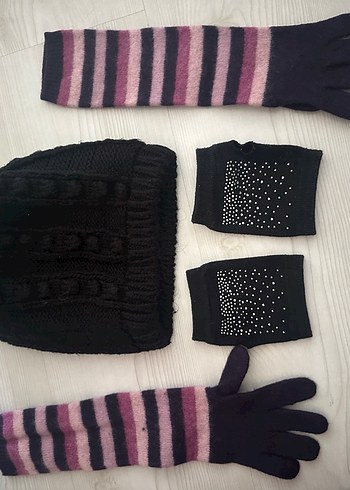 Mor Çizgili Örgü Kız Eldiveni bere - Görsel 2