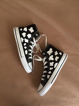 siyah desenli converse