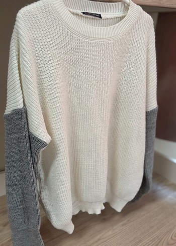 Gri Kollu Beyaz Örgü Kadın Kazak - Görsel 2