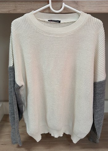 Gri Kollu Beyaz Örgü Kadın Kazak - Görsel 3